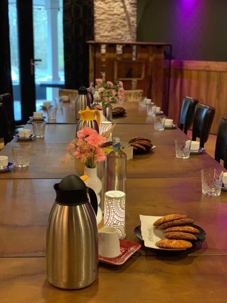 Koffie en service klaar voor bijeenkomst