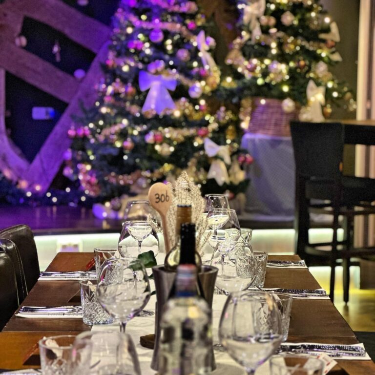 Sfeervolle gedekte tafel in feestzaal