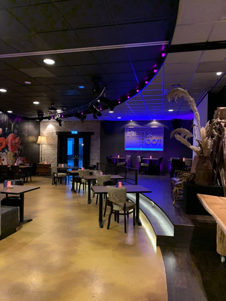 Feestzaal Pieter Poot met logo en paarse verlichting